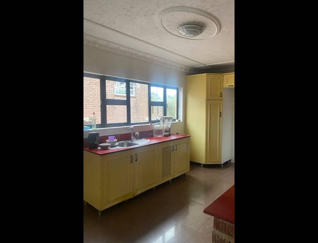 6 BEDROOM HOUSE FOR SALE IN CLARE ESTATE